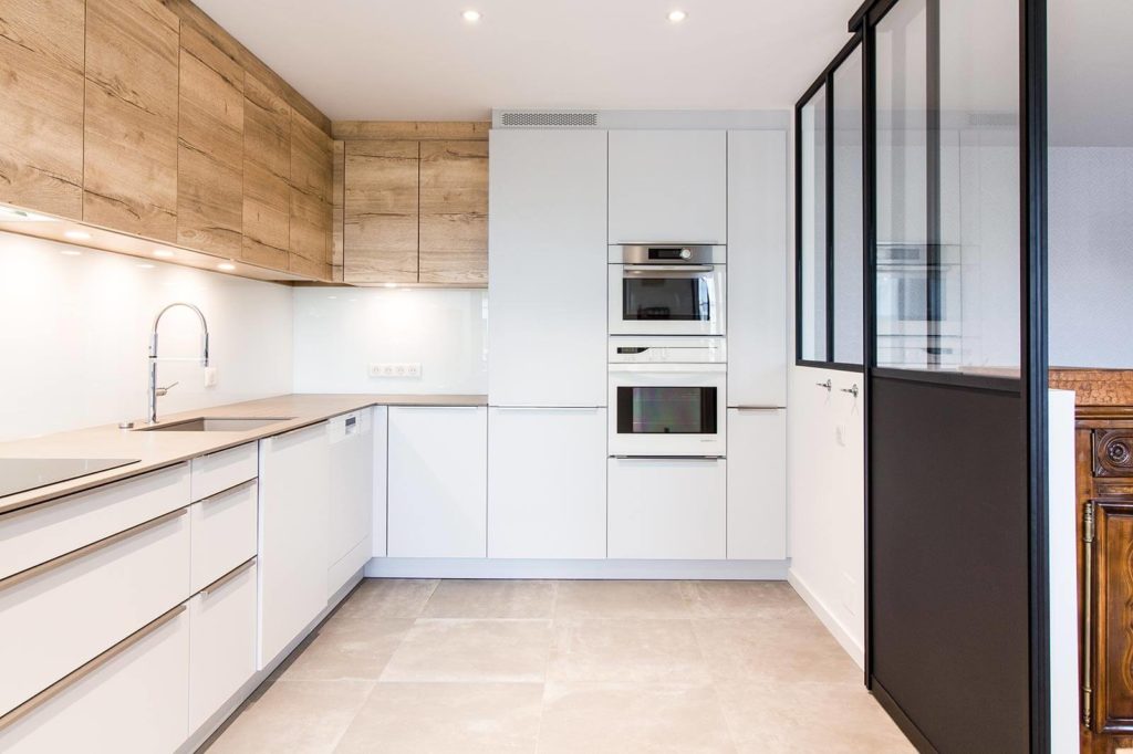 Cuisine sur mesure blanc et bois clair avec verrière coulissante à Illkirch près de Strasbourg