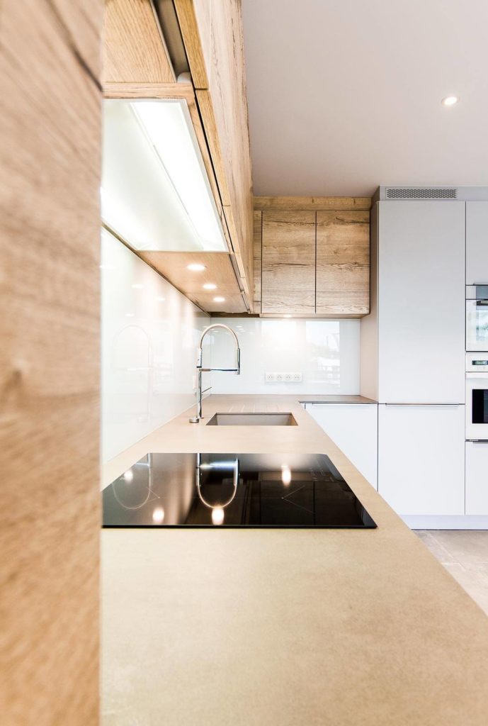 Cuisine sur mesure blanc et bois clair avec verrière coulissante à Illkirch près de Strasbourg