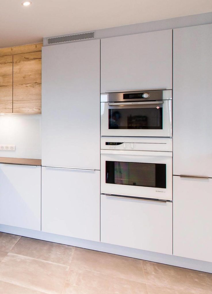 Cuisine sur mesure blanc et bois clair avec verrière coulissante à Illkirch près de Strasbourg