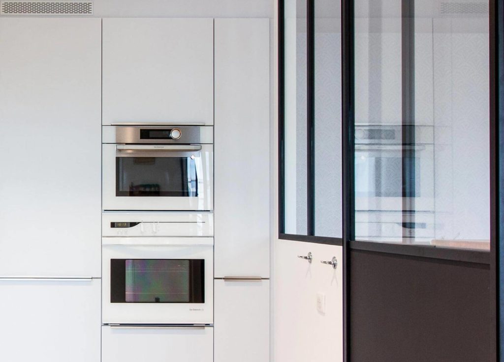 Cuisine sur mesure blanc et bois clair avec verrière coulissante à Illkirch près de Strasbourg