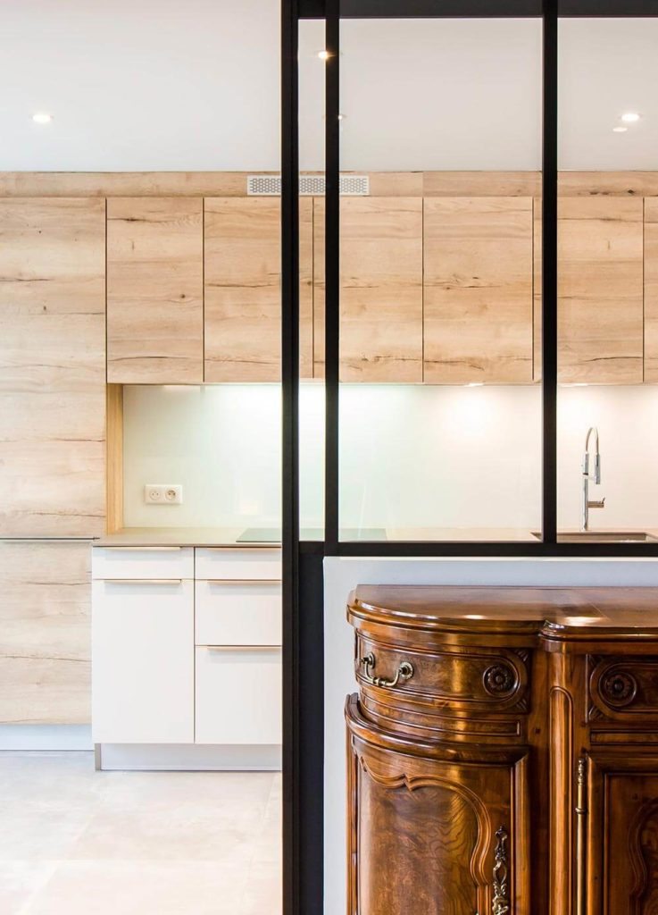 Cuisine sur mesure blanc et bois clair avec verrière coulissante à Illkirch près de Strasbourg