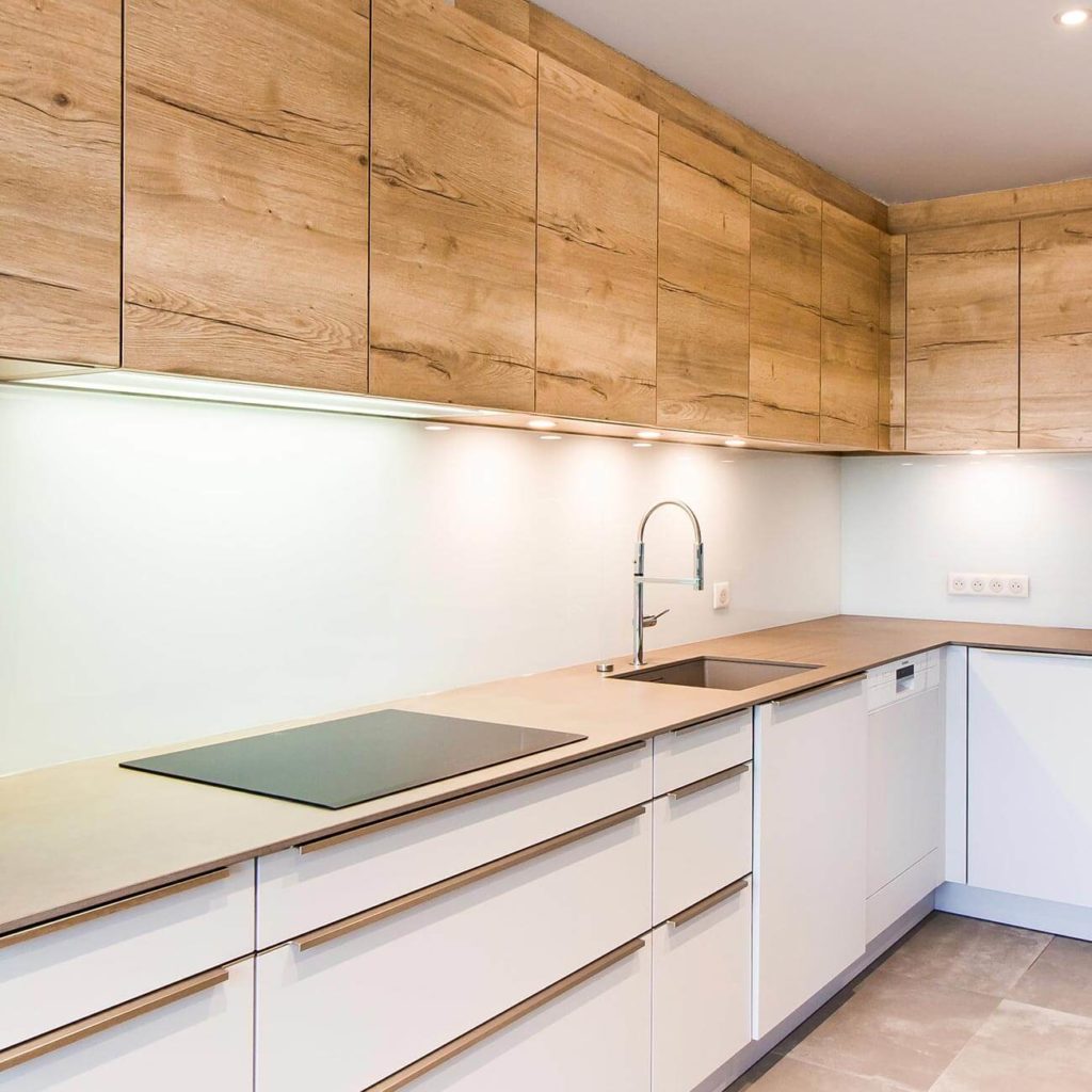 Cuisine sur mesure blanc et bois clair avec verrière coulissante à Illkirch près de Strasbourg