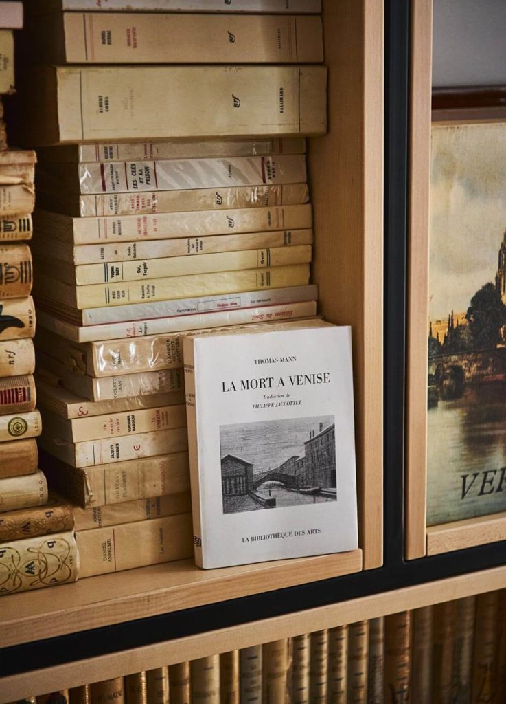 Grande bibliothèque sur mesure bois et métal à Paris 4e avec éclairage et échelle