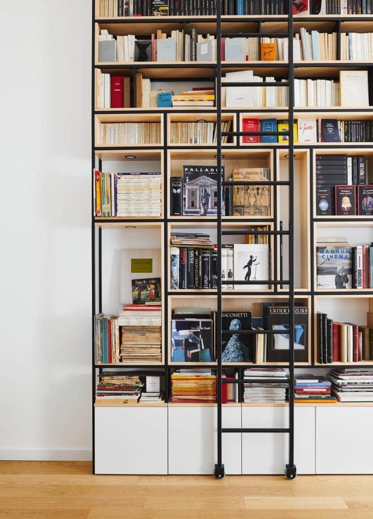Grande bibliothèque sur mesure bois et métal à Paris 4e avec éclairage et échelle