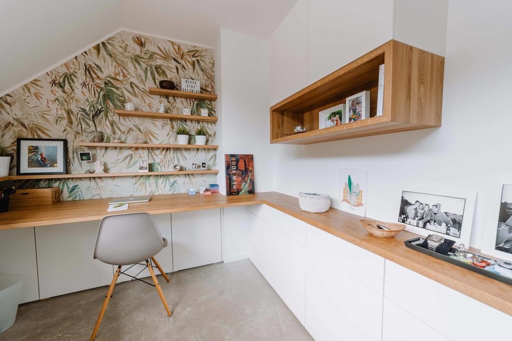 Aménagement d'un bureau sous les combles d'une maison à Neuilly par BeHome Paris