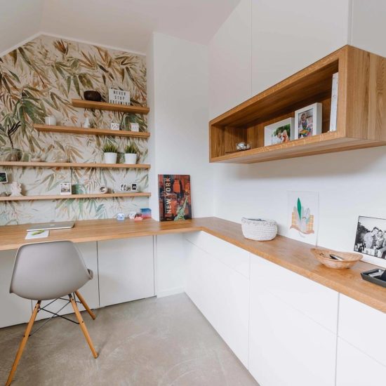 Aménagement d'un bureau sous les combles d'une maison à Neuilly par BeHome Paris