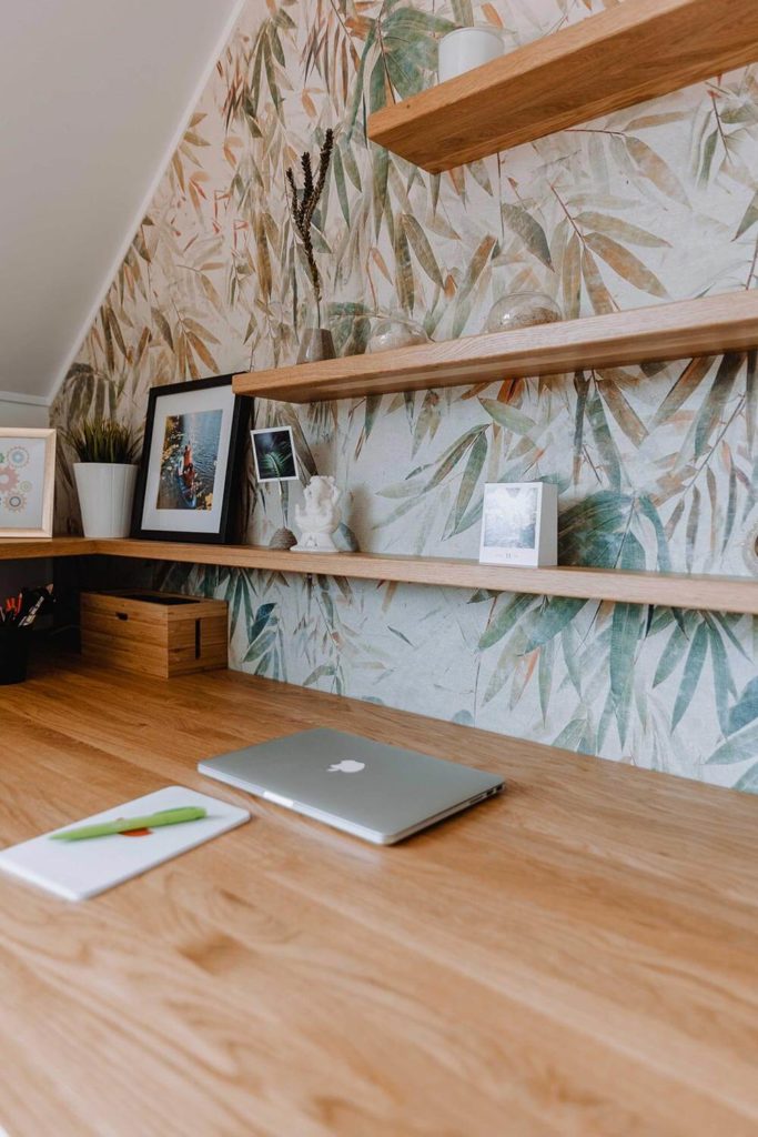 Aménagement d'un bureau sous les combles d'une maison à Neuilly par BeHome Paris