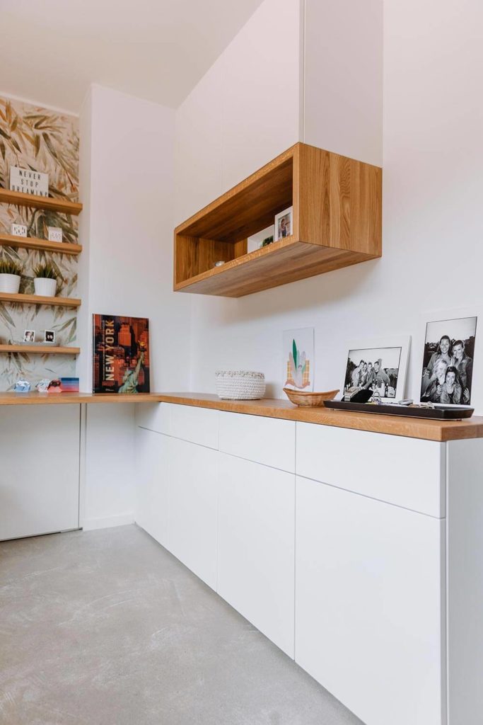 Aménagement d'un bureau sous les combles d'une maison à Neuilly par BeHome Paris