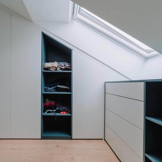 Aménagement intérieur de placards dans des combles à Paris