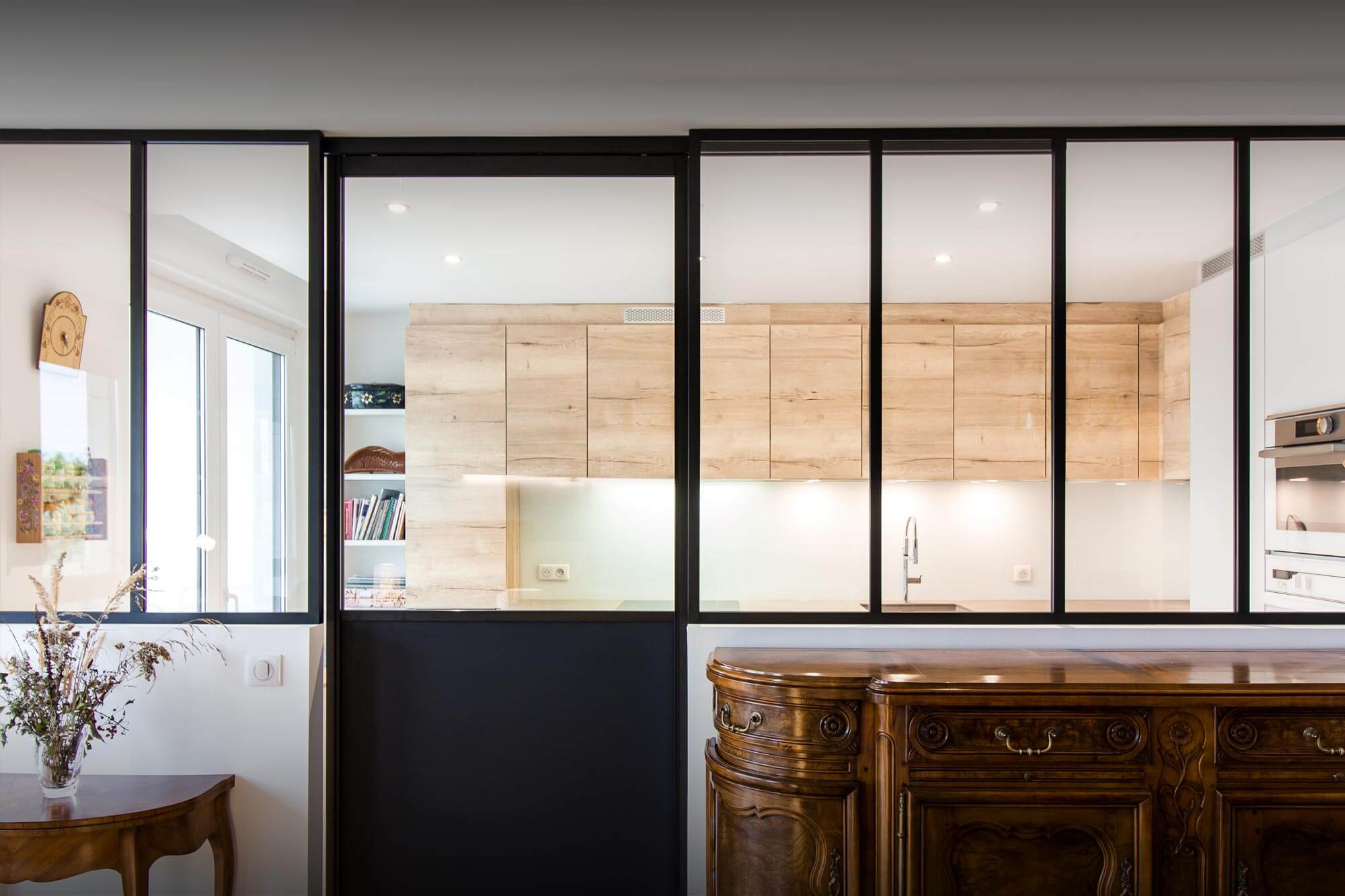 Cuisine sur mesure blanc et bois clair avec verrière coulissante à Paris