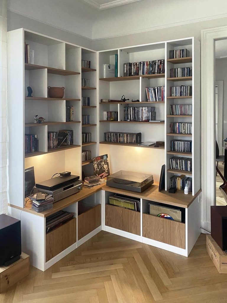 Bibliothèque en angle sur mesure blanche et bois à Paris