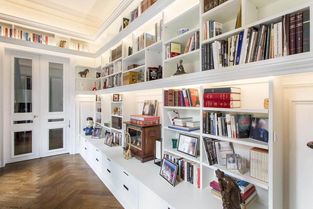 Bibliothèque sur mesure en angle à Paris