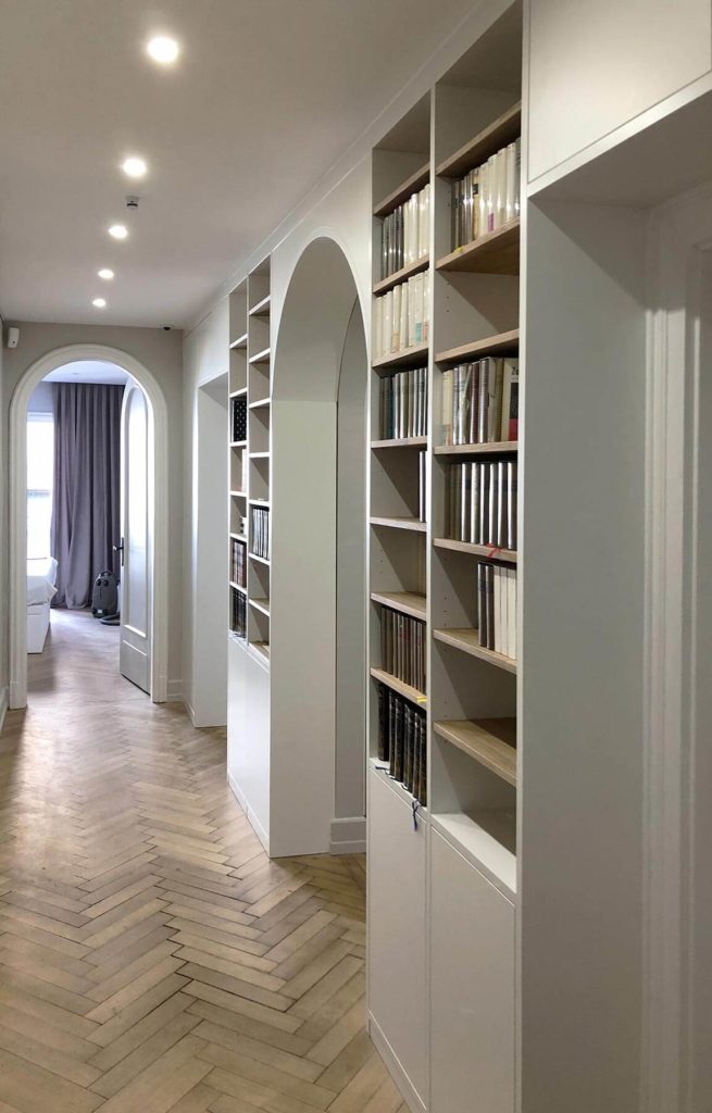 Bibliothèque sur mesure aménagée dans un couloir à Paris