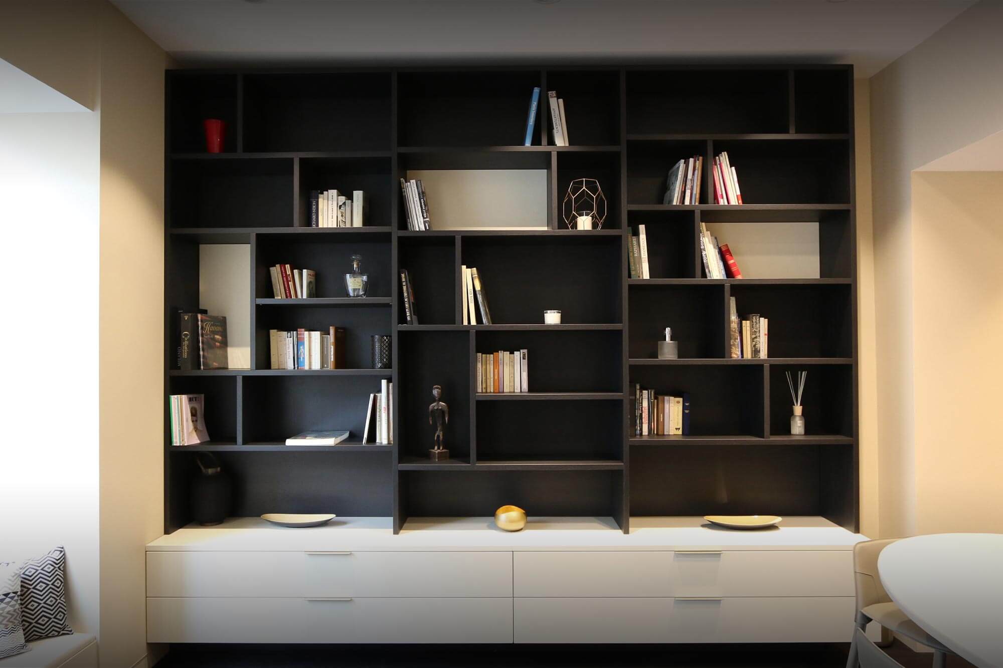 Bibliothèque sur mesure à Paris noire