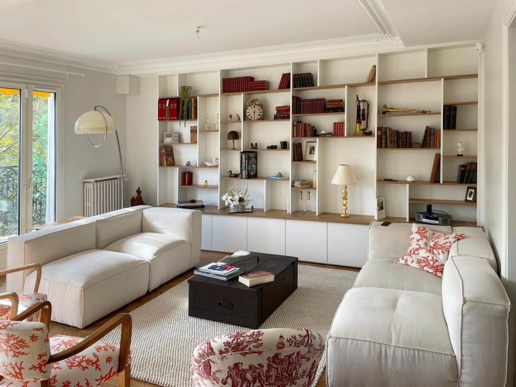 Bibliothèque sur mesure blanc et bois déstructurée dans un apparement ancien à Paris