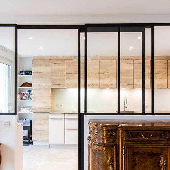 Cuisine sur mesure blanc et bois clair avec verrière coulissante à Paris