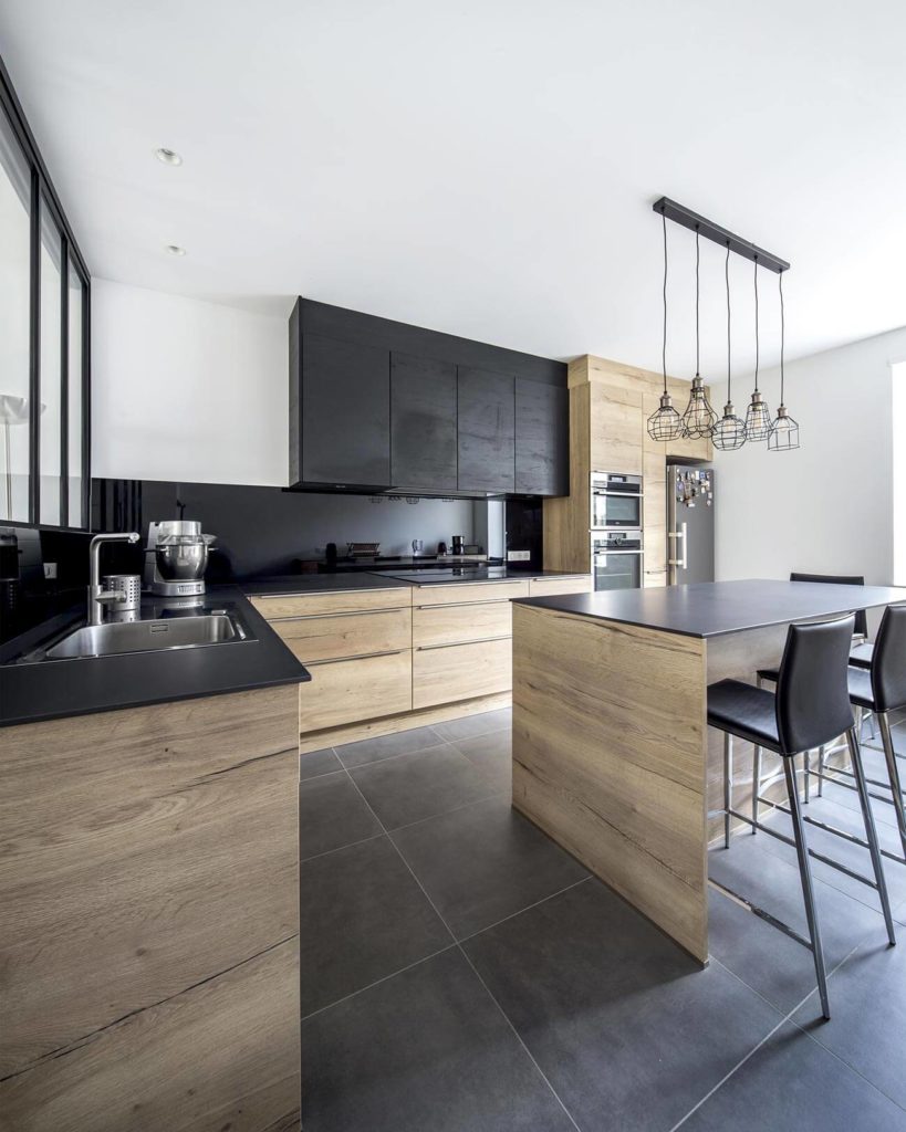 Cuisine sur mesure noire et bois réalisée à Neuilly par BeHome Paris