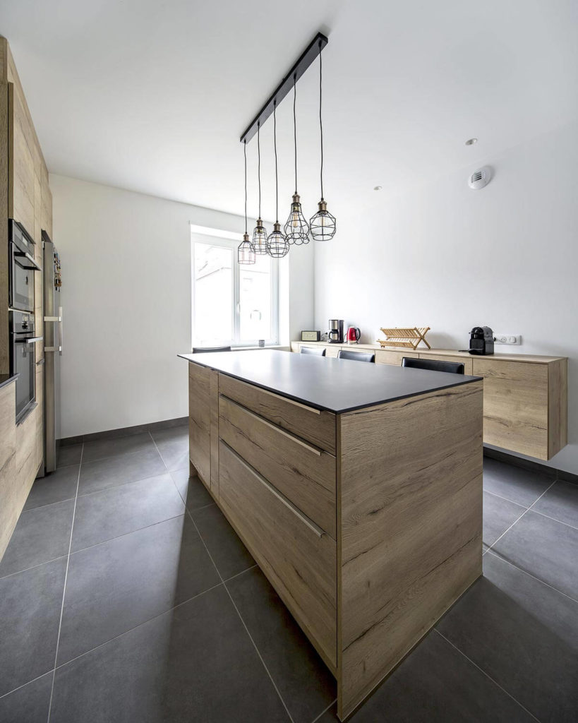 Cuisine sur mesure noire et bois réalisée à Neuilly par BeHome Paris