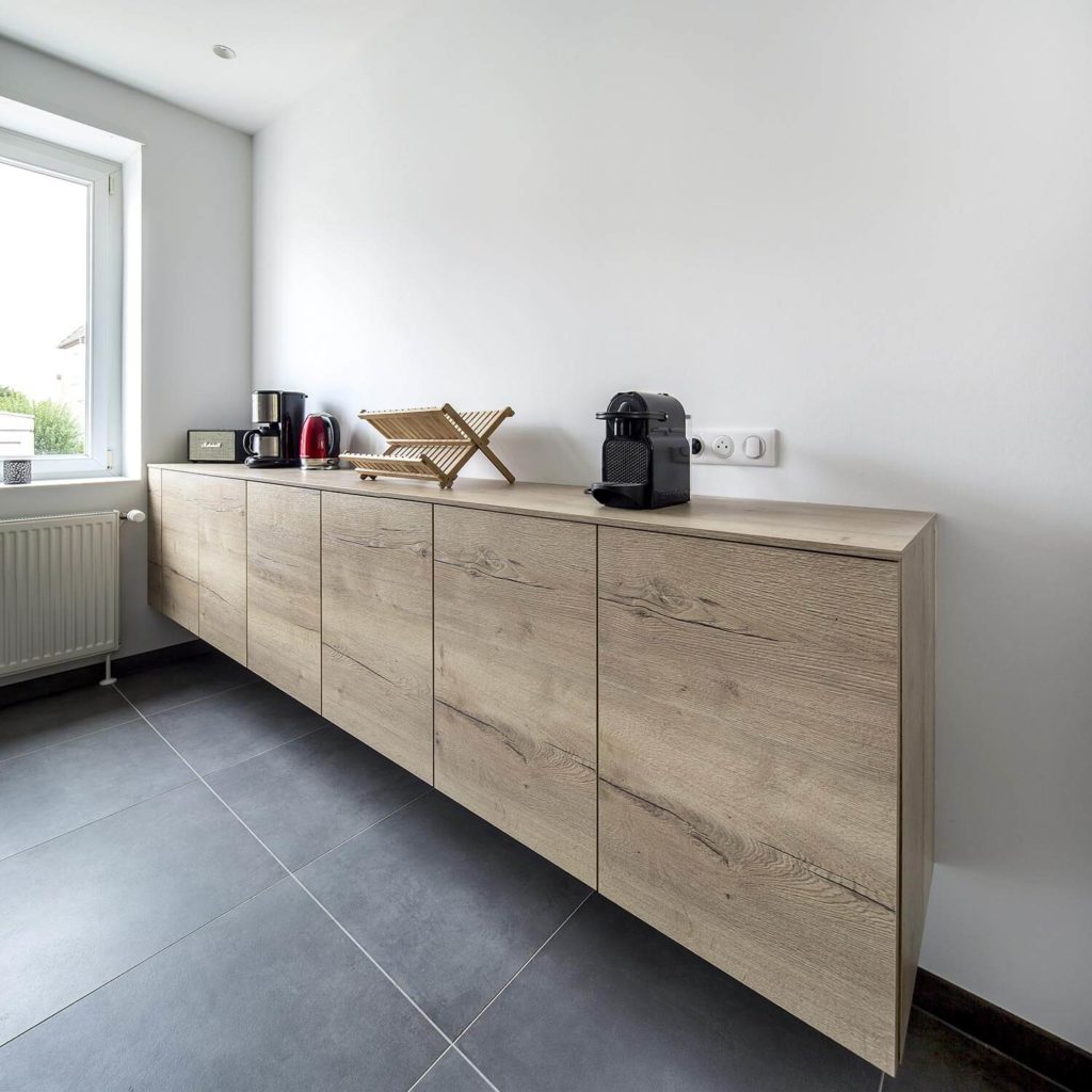 Cuisine sur mesure noire et bois réalisée à Neuilly par BeHome Paris