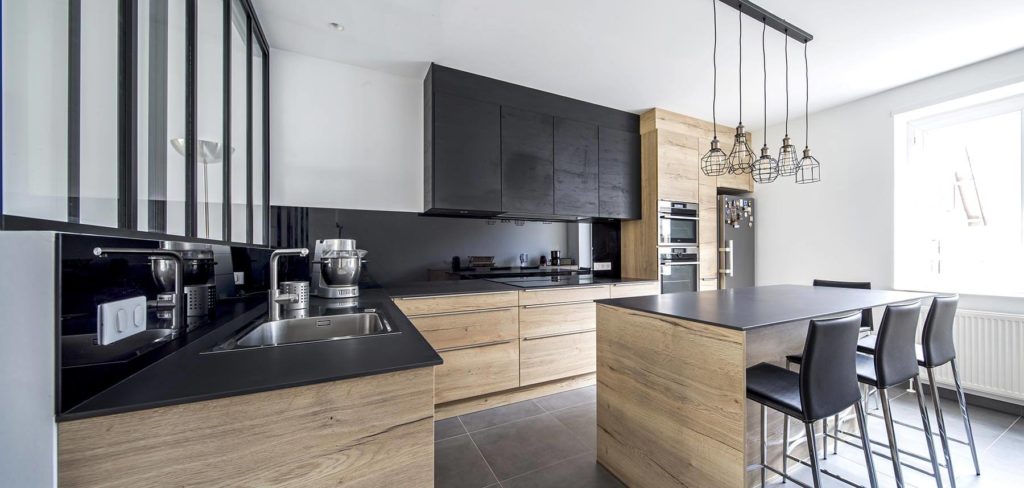 Cuisine sur mesure noire et bois réalisée à Neuilly par BeHome Paris