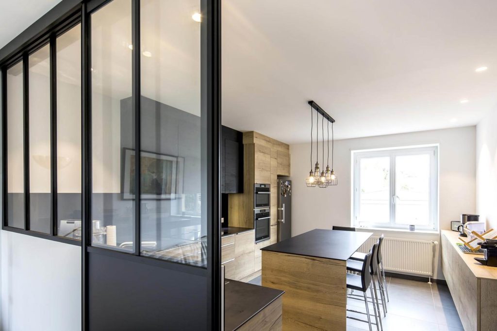 Cuisine sur mesure noire et bois réalisée à Neuilly par BeHome Paris