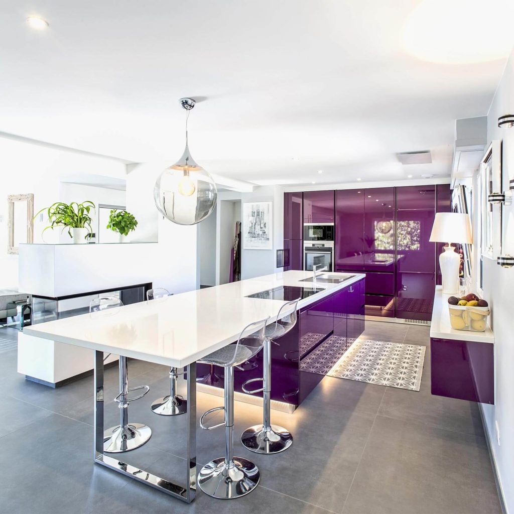 Grande cuisine ouverte sur mesure blanc et violet prune à Paris