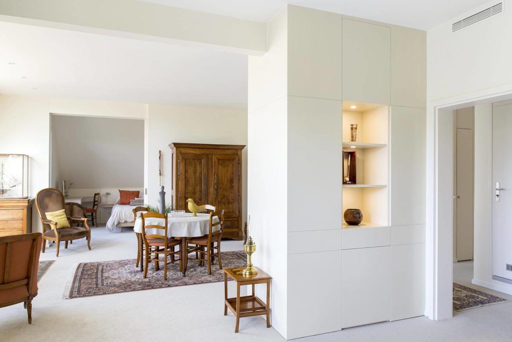 Meuble TV lumineux créé pour rénovation intérieure d'un salon blanc à Paris 16e