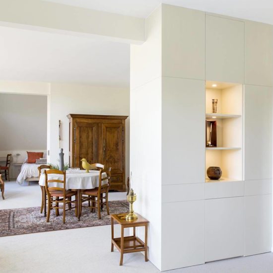 Meuble TV lumineux créé pour rénovation intérieure d'un salon blanc à Paris 16e