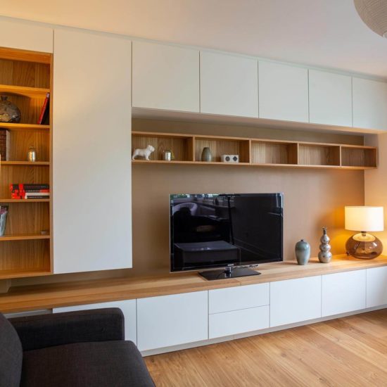 Meuble TV sur mesure blanc et bois à Paris avec mur de rangement