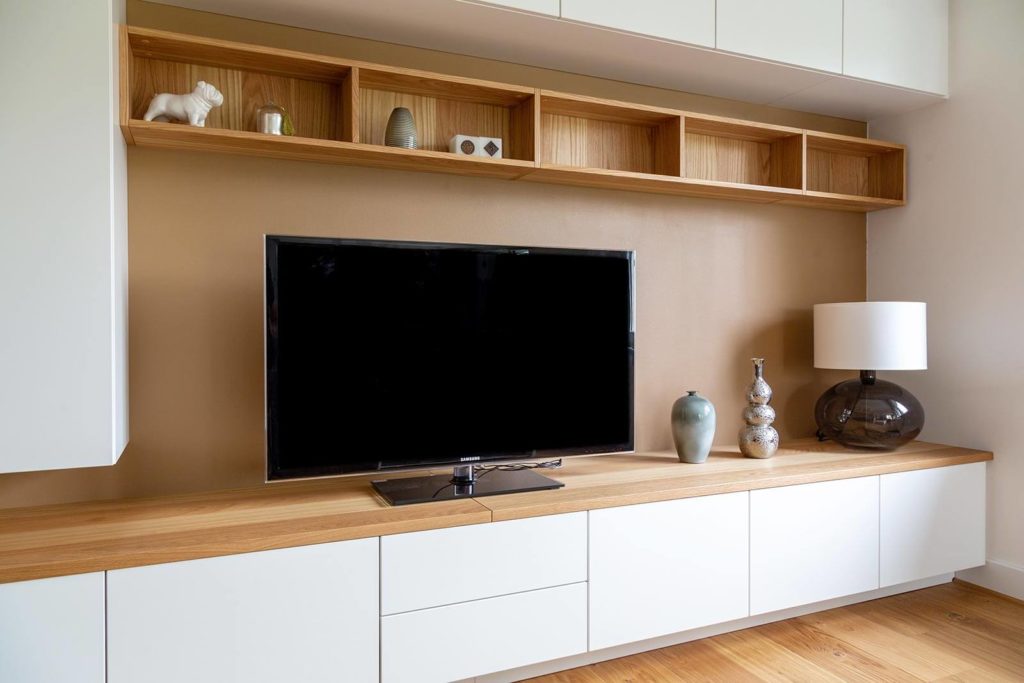 Meuble TV sur mesure blanc et bois à Paris avec mur de rangement