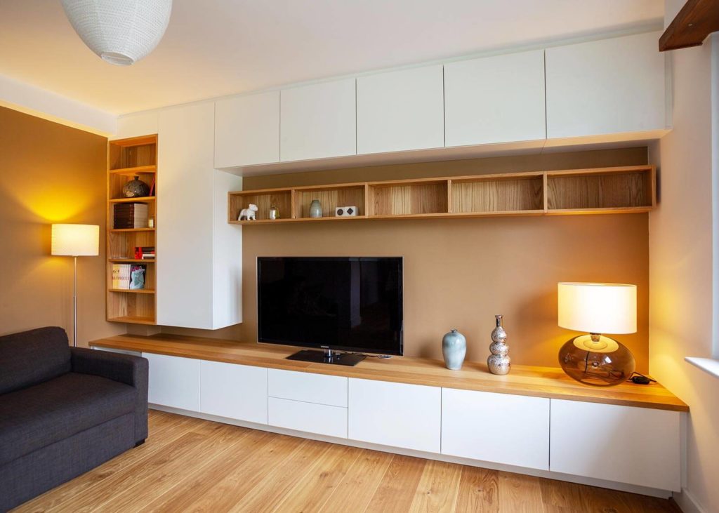 Meuble TV sur mesure blanc et bois à Paris avec mur de rangement