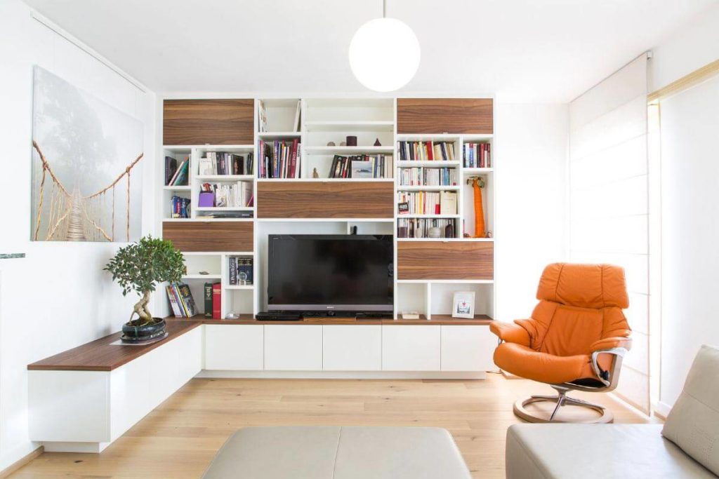 Meuble TV bibliothèque sur mesure blanc et bois noyer à Clichy-sous-Bois