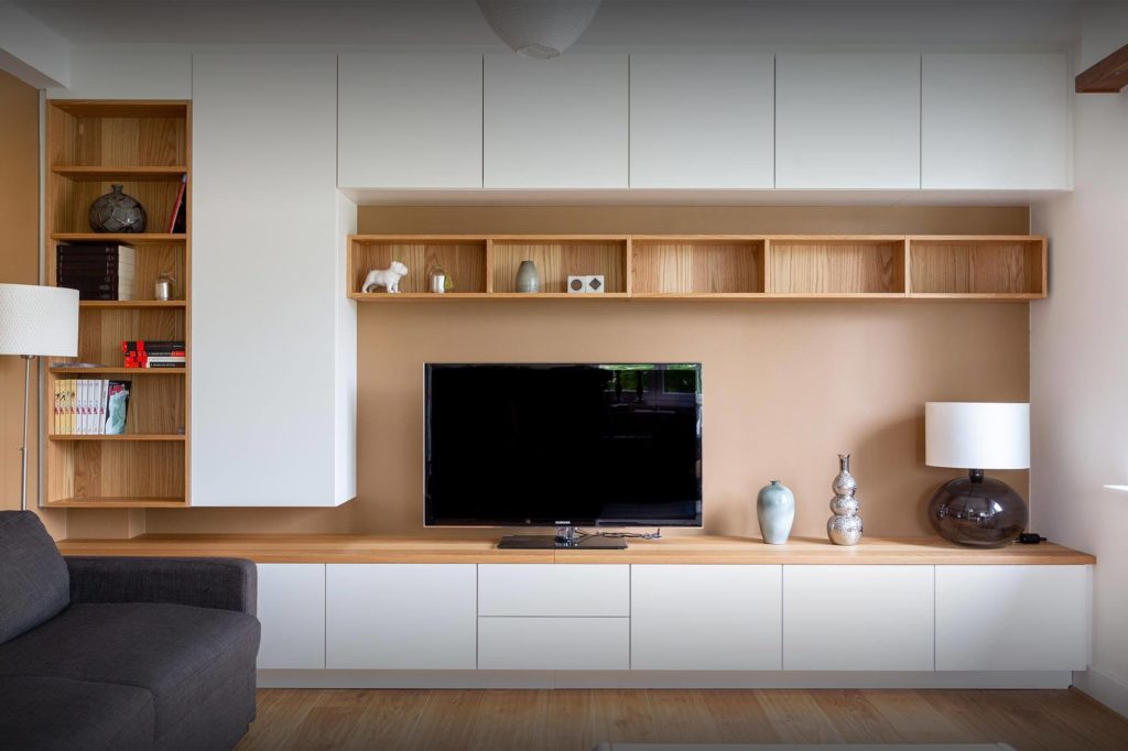 Meuble TV sur mesure blanc et bois à Paris avec mur de rangement