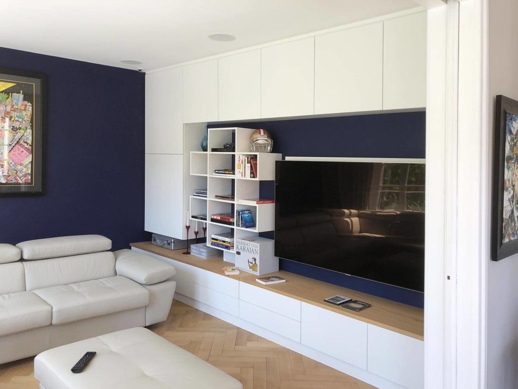 Meuble TV sur mesure blanc et bois avec rangements à Paris