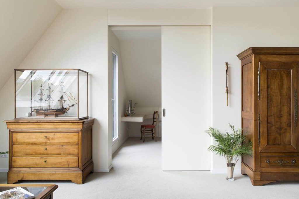 Meuble TV lumineux créé pour rénovation intérieure d'un salon blanc à Paris 16e