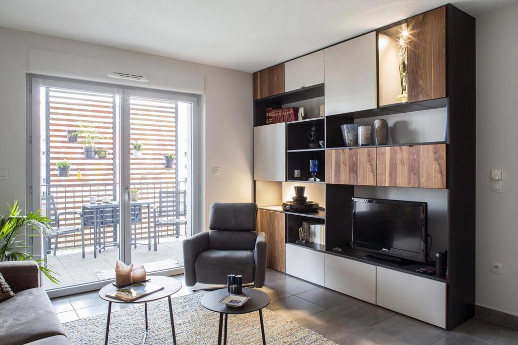 Meuble TV sur mesure blanc, bois, noir réalisé à Paris par BeHome