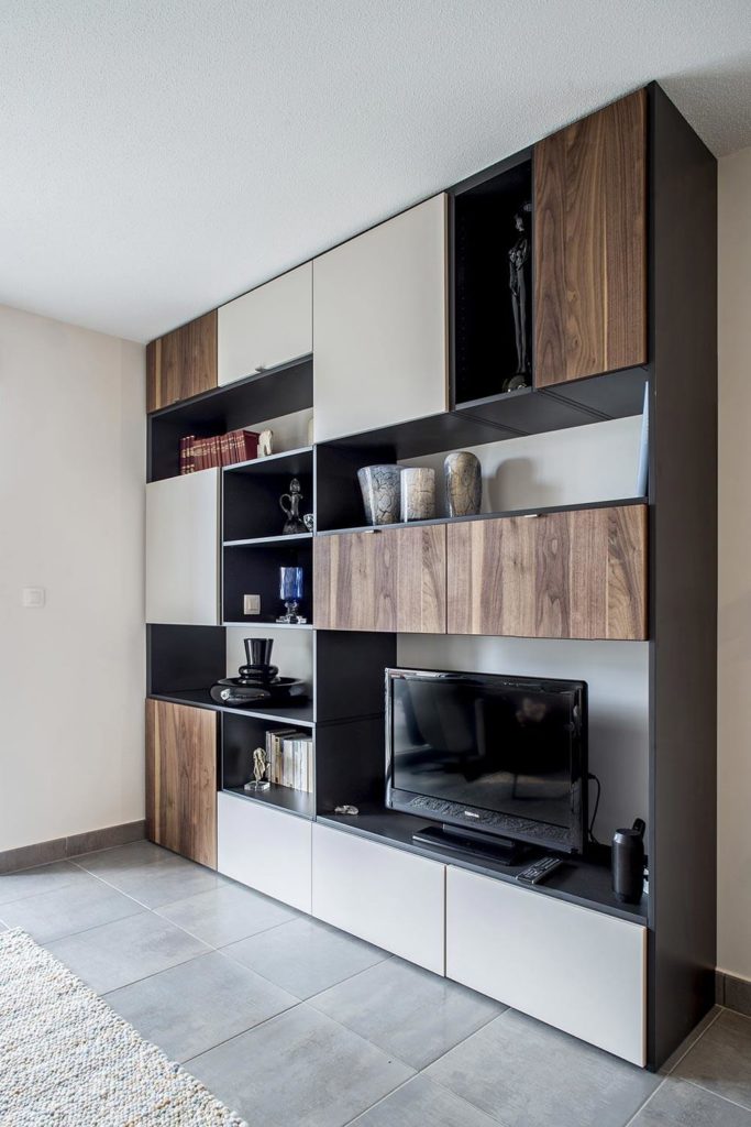 Meuble TV sur mesure blanc, bois, noir réalisé à Paris par BeHome