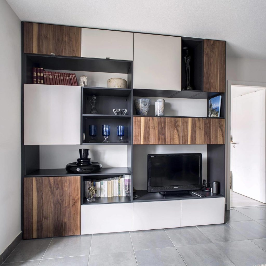 Meuble TV sur mesure blanc, bois, noir réalisé à Paris par BeHome