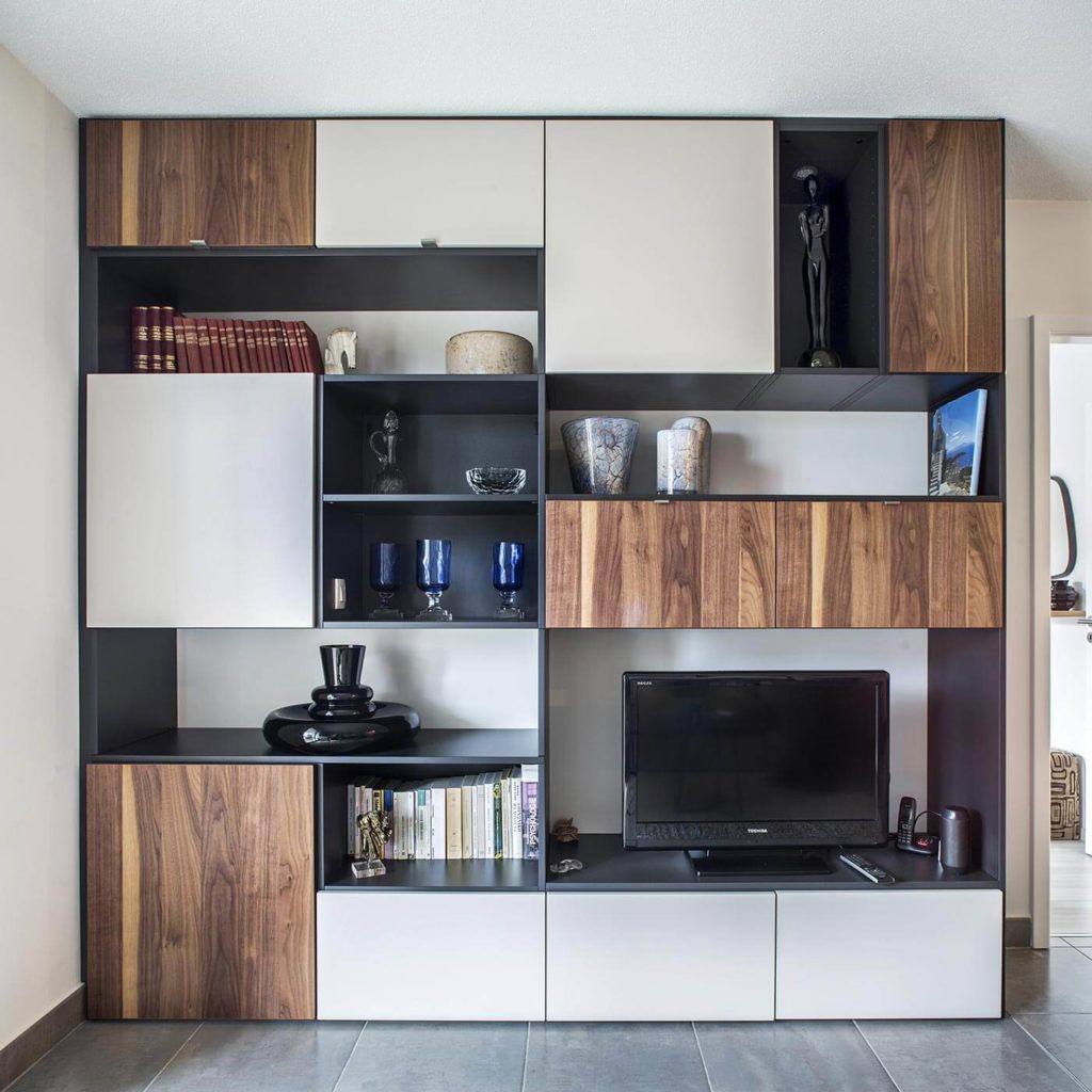 Meuble TV sur mesure blanc, bois, noir réalisé à Paris par BeHome